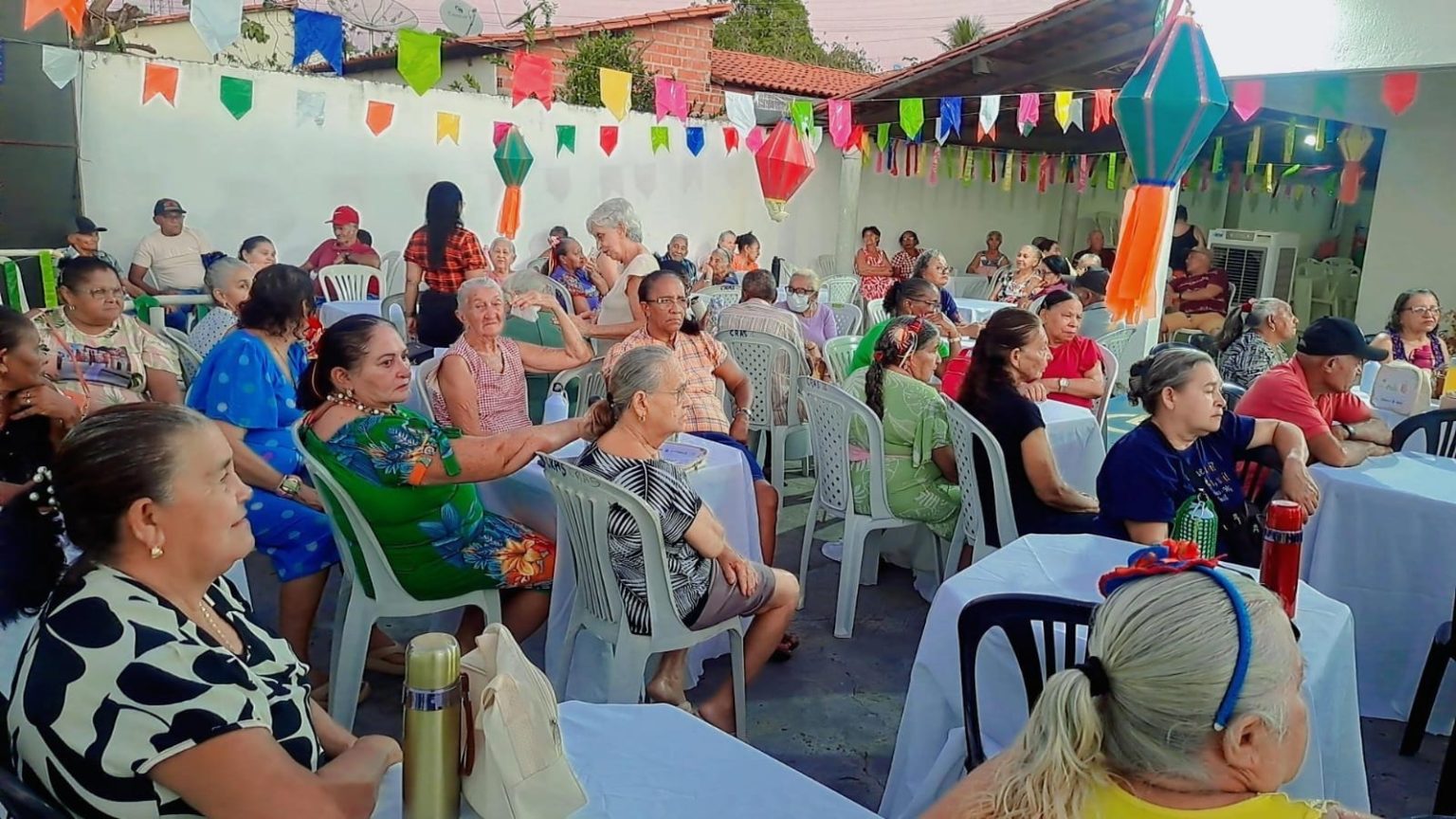 Grupo de idosos Laços de Ouro participa de Arraiá Junino em alusão à campanha Junho Violeta